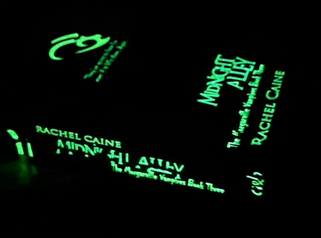 „Midnight Alley” trzeci tom serii „The Morganville Vampires”